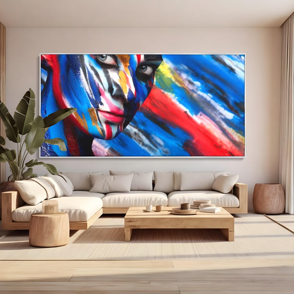 Tablou canvas cu tablou canvas cu fata de femeie pictata, in rama de aluminiu argintiu, pe perete intr-un living